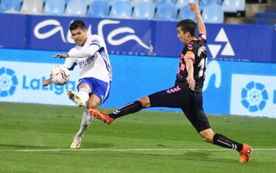 Pedro Capó intenta evitar un xut de Narváez | Real Zaragoza